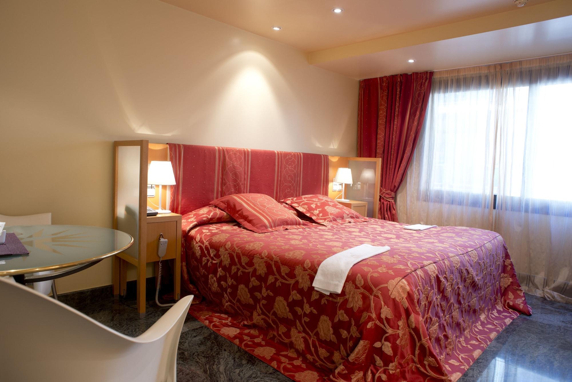 A Casa Canut Hotel Gastronomic Les Escaldes Exteriör bild A bedroom at the hotel