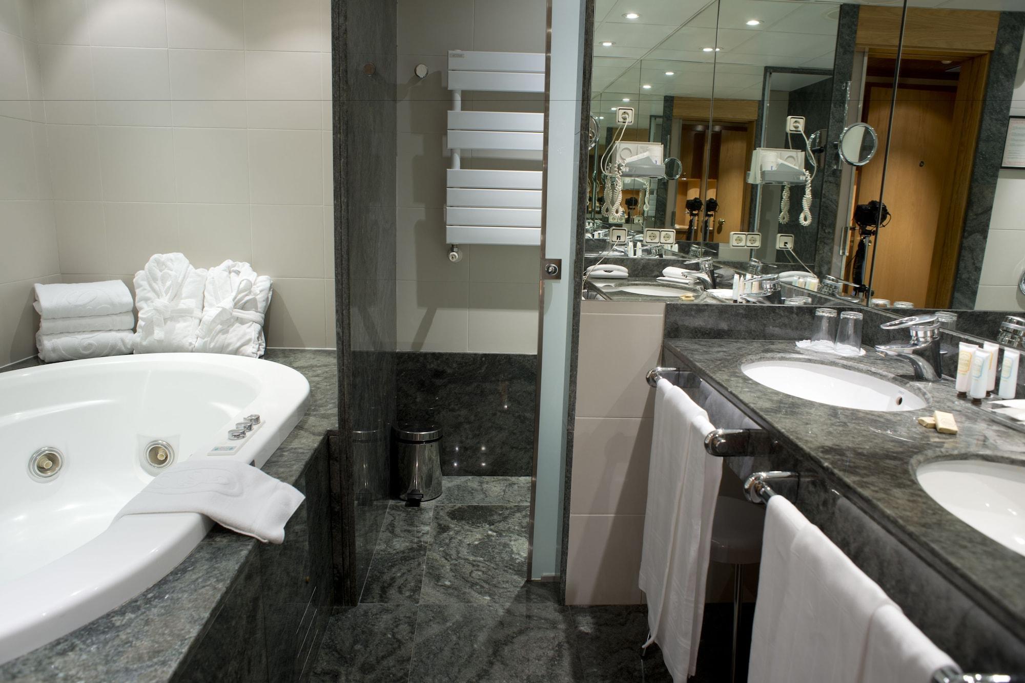 A Casa Canut Hotel Gastronomic Les Escaldes Exteriör bild Bathroom