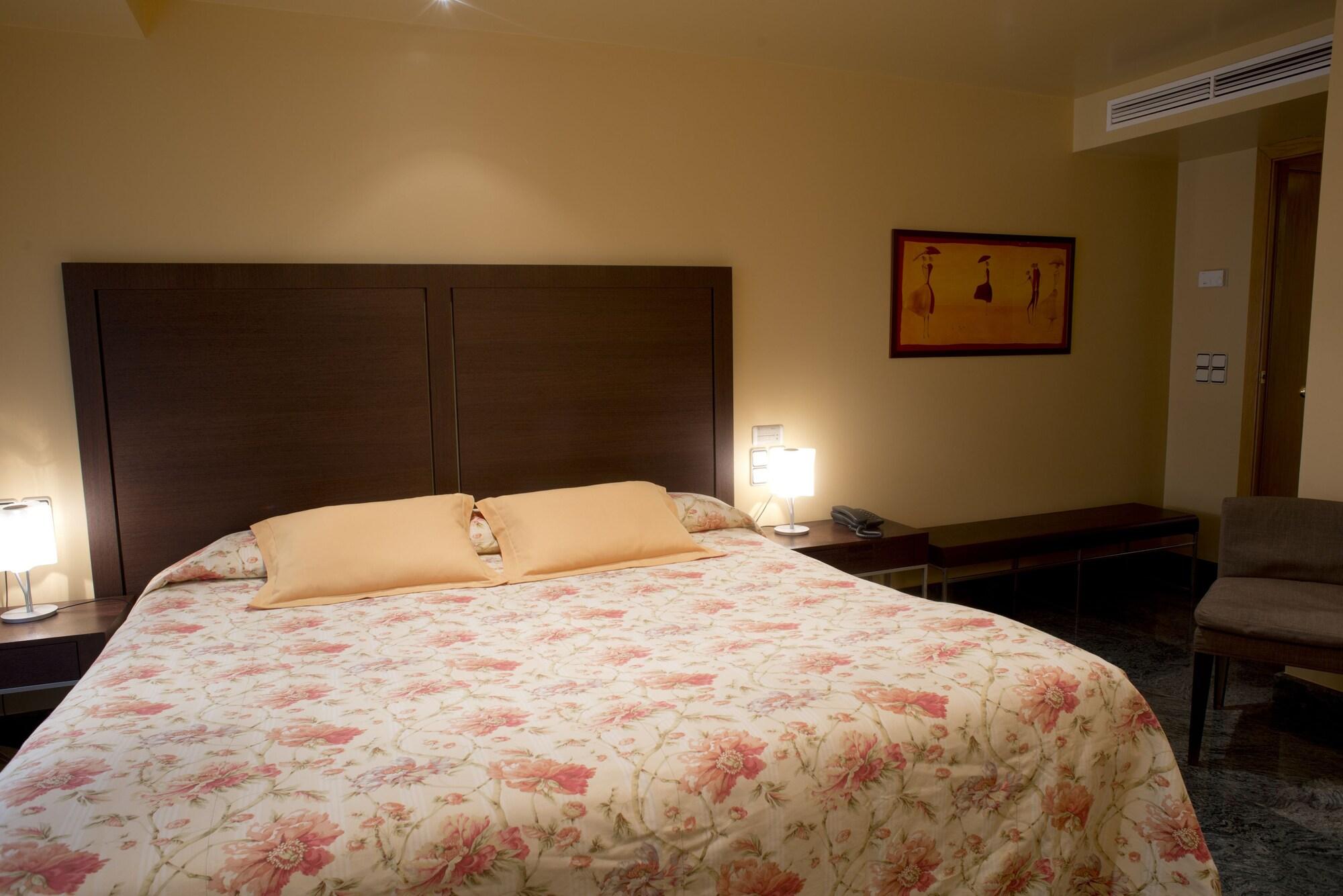 A Casa Canut Hotel Gastronomic Les Escaldes Exteriör bild A bedroom at the hotel