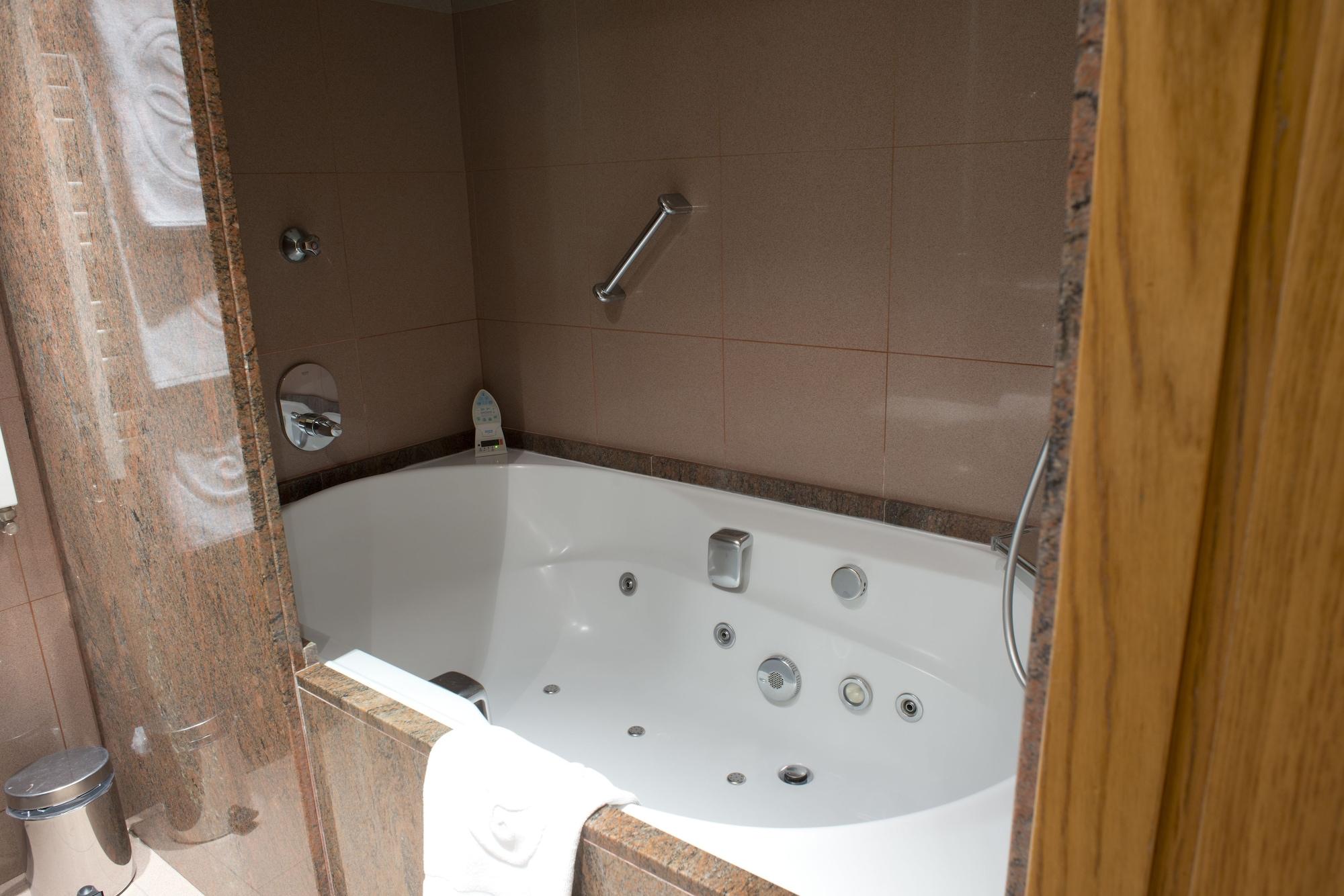 A Casa Canut Hotel Gastronomic Les Escaldes Exteriör bild A whirlpool bathtub