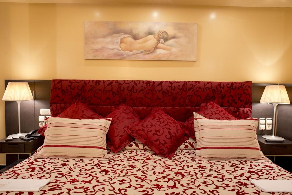 A Casa Canut Hotel Gastronomic Les Escaldes Exteriör bild A room at the hotel