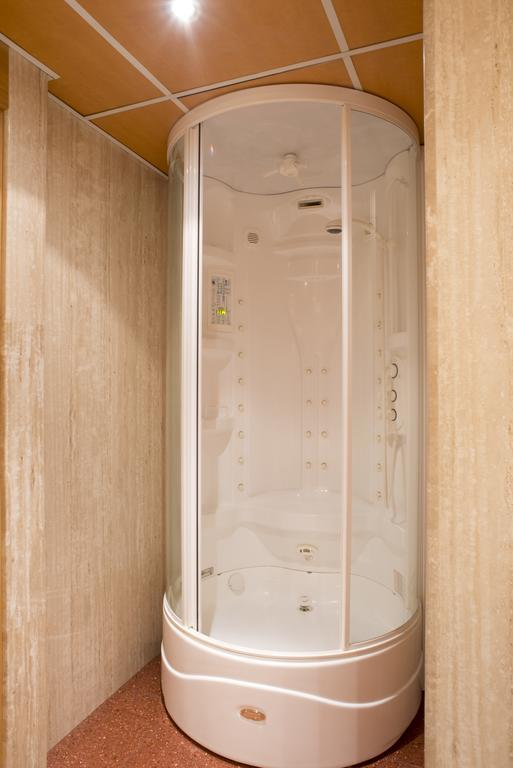 A Casa Canut Hotel Gastronomic Les Escaldes Exteriör bild A shower cubicle