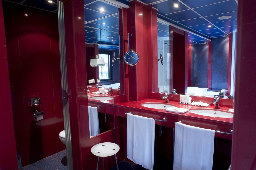 A Casa Canut Hotel Gastronomic Les Escaldes Exteriör bild Bathroom