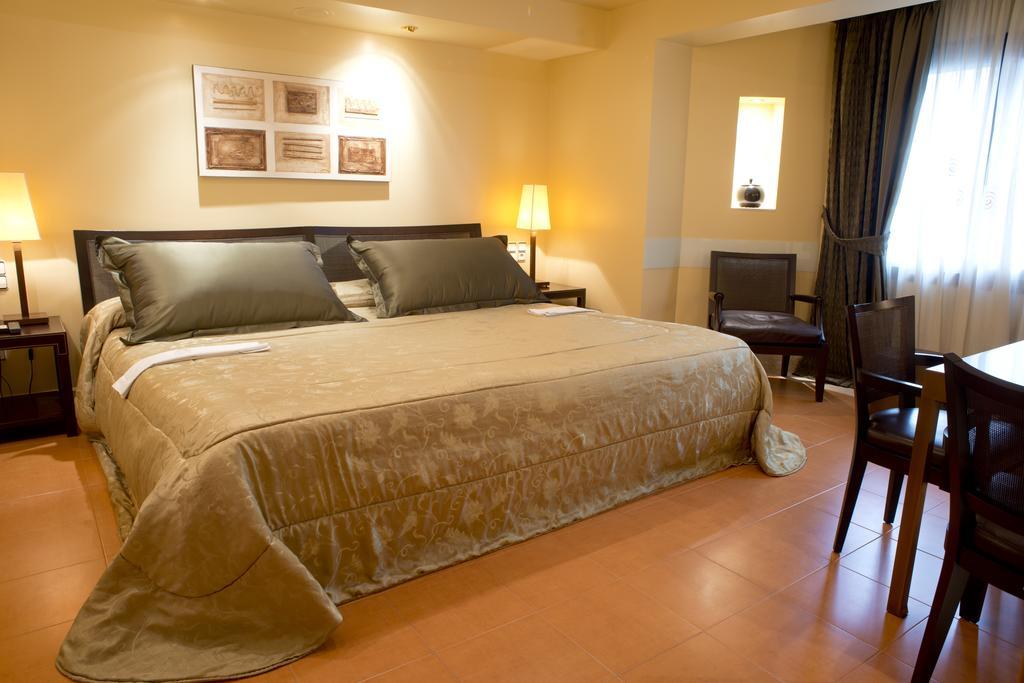 A Casa Canut Hotel Gastronomic Les Escaldes Exteriör bild A bedroom