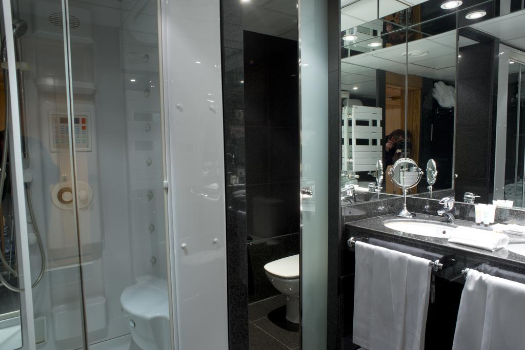 A Casa Canut Hotel Gastronomic Les Escaldes Exteriör bild A shower cubicle