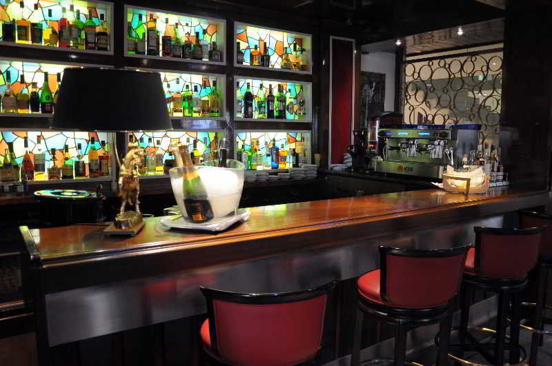 A Casa Canut Hotel Gastronomic Les Escaldes Exteriör bild The bar at the Mandarin Oriental, New York