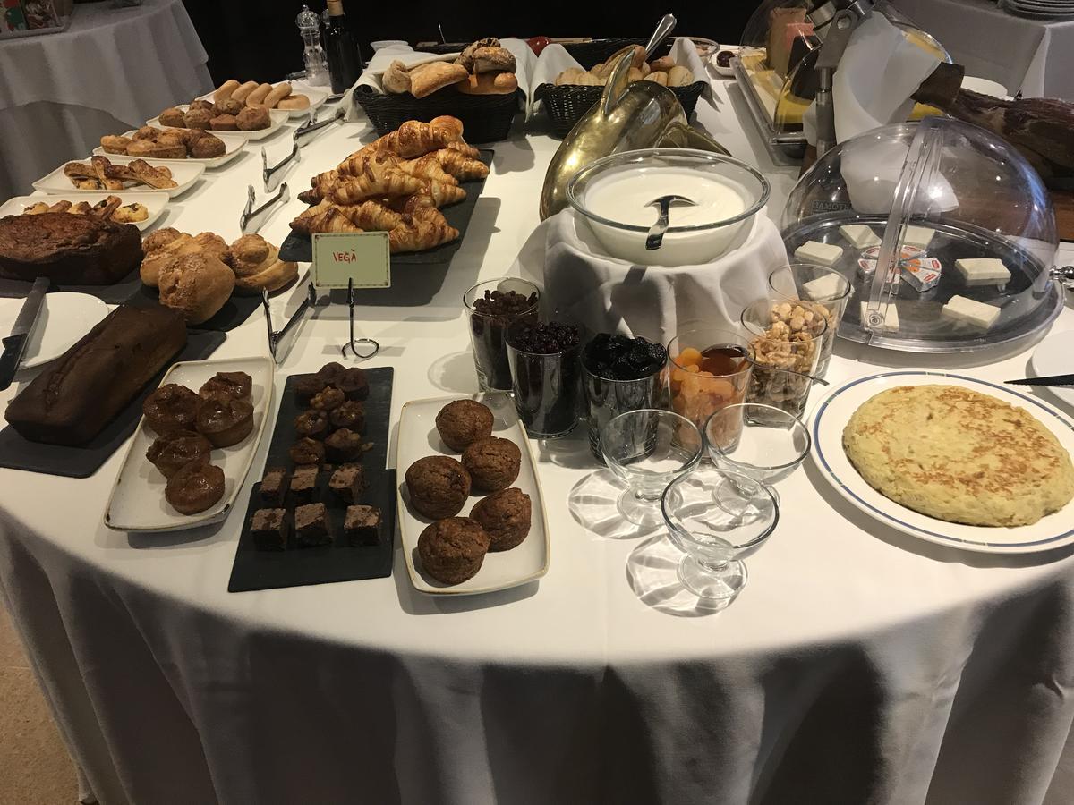 A Casa Canut Hotel Gastronomic Les Escaldes Exteriör bild A selection of afternoon tea desserts