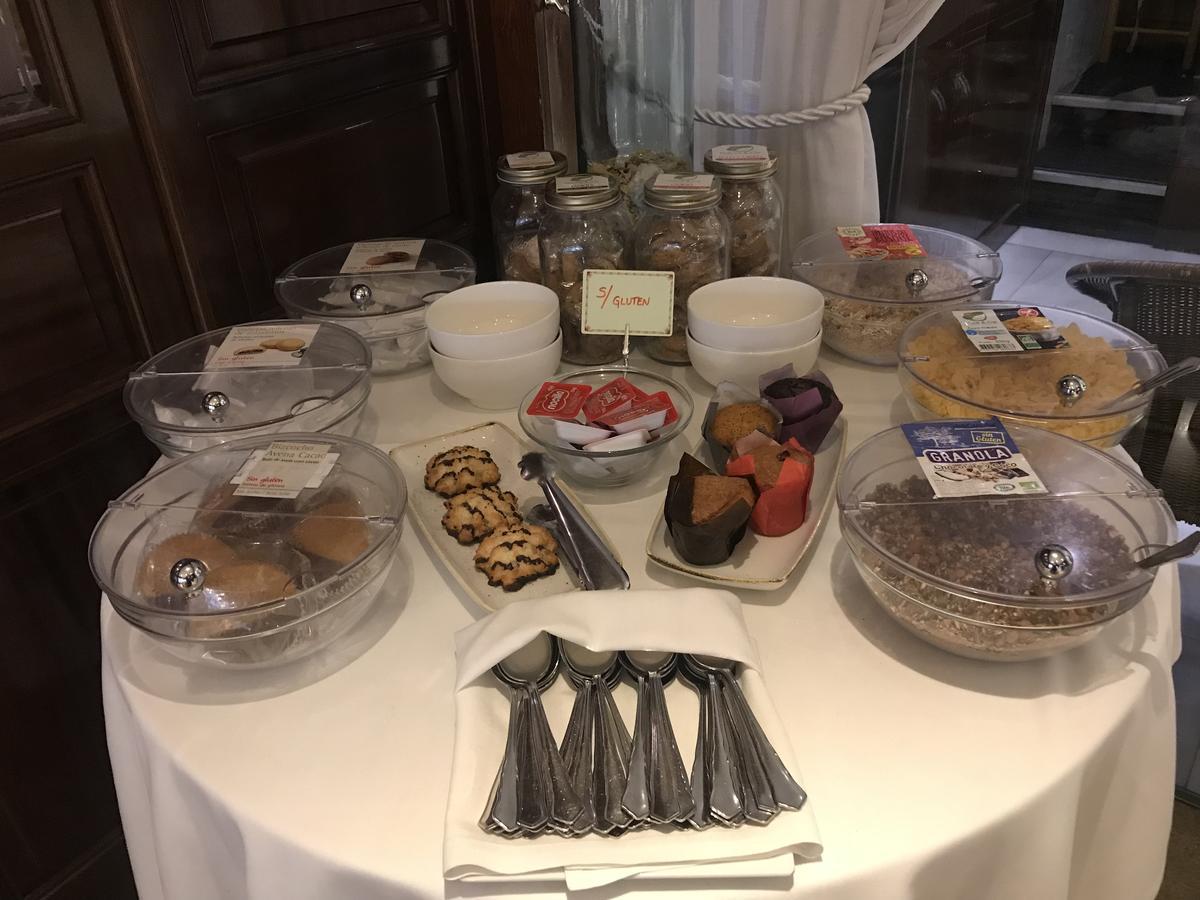 A Casa Canut Hotel Gastronomic Les Escaldes Exteriör bild A typical afternoon tea