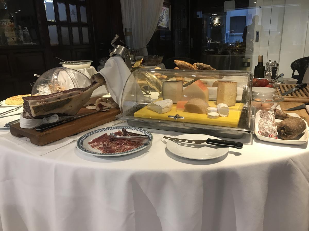 A Casa Canut Hotel Gastronomic Les Escaldes Exteriör bild Cheese and charcuterie at a buffet
