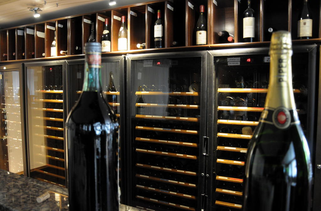 A Casa Canut Hotel Gastronomic Les Escaldes Exteriör bild Wine lockers