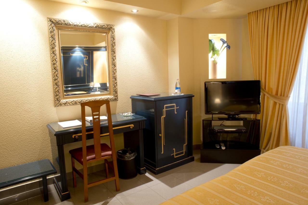 A Casa Canut Hotel Gastronomic Les Escaldes Exteriör bild A room at the hotel