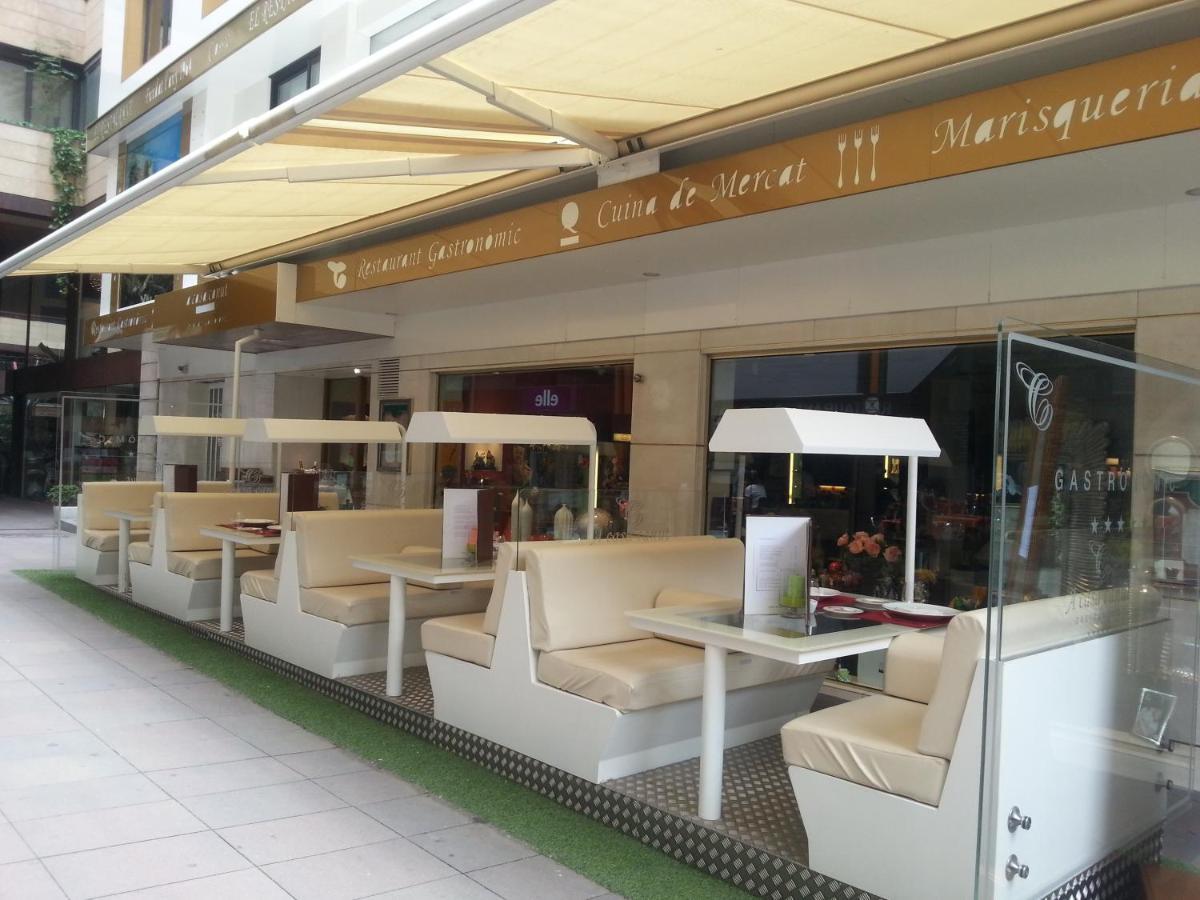 A Casa Canut Hotel Gastronomic Les Escaldes Exteriör bild A café in the station